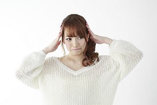 悩む女性