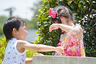 水遊びする子供