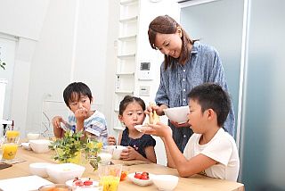 食事する親子
