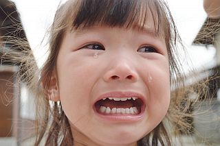 泣く子ども