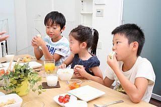 食事をする子ども